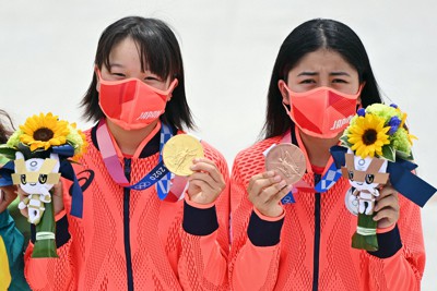 スケートボード・女子ストリートの表彰を終えてメダルを手に写真撮影に応じる西矢椛選手（左）と中山楓奈選手＝有明アーバンスポーツパークで2021年7月26日、宮間俊樹撮影