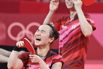 混合ダブルスで金メダルを獲得した水谷隼（右）、伊藤美誠＝東京体育館で2021年7月26日、大西岳彦撮影