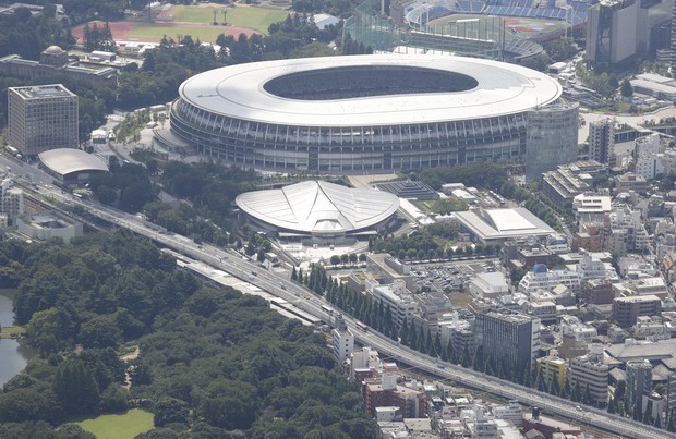 ロードプライシングが始まり普段より交通量が少なくなった首都高（手前）＝2021年7月19日、本社ヘリから