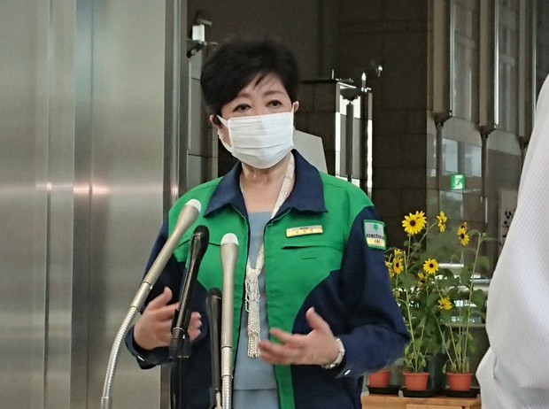 登庁時に報道陣の取材に応じる小池百合子東京都知事＝2021年7月23日、斎川瞳撮影