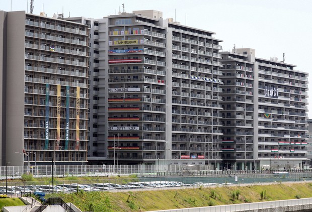 国旗などが飾られた東京五輪の選手村＝2021年7月25日、小川昌宏撮影