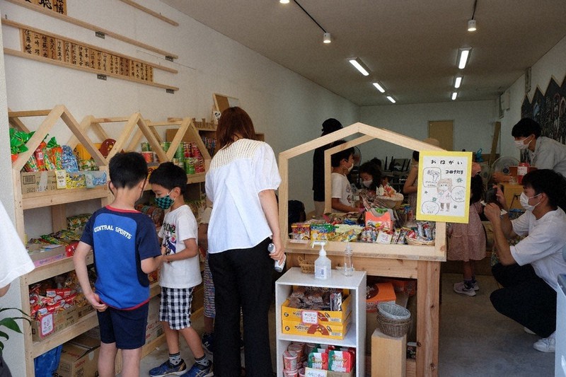 「irodori」の店内。三角屋根を模した棚の意匠には、「店が家のように居心地の良い空間になるように」という願いが込められている