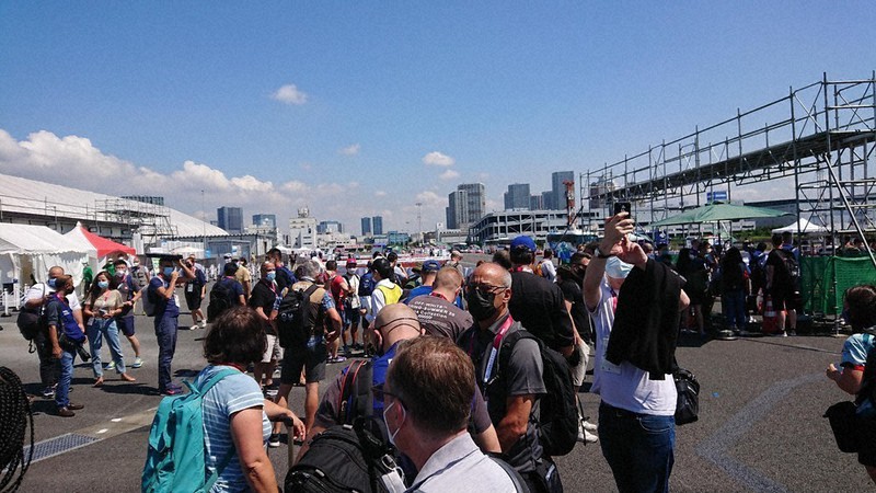 東京オリンピックを取材するメディア用のバス乗降場。メインプレスセンターまでは離れており、バスは必須の交通手段だが利用者であふれていた
