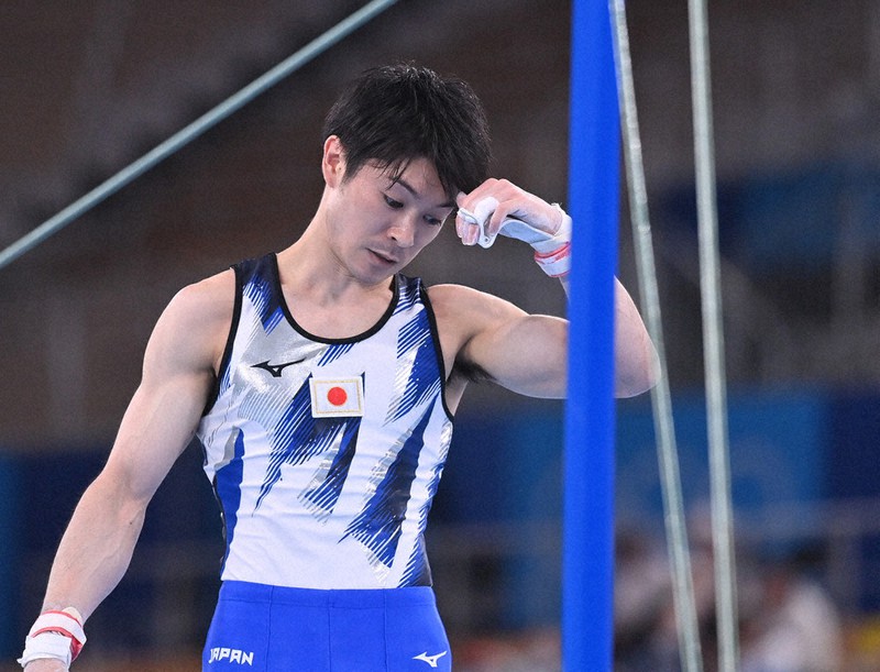 鉄棒の演技で落下し、予選敗退に終わった内村選手=宮間俊樹撮影