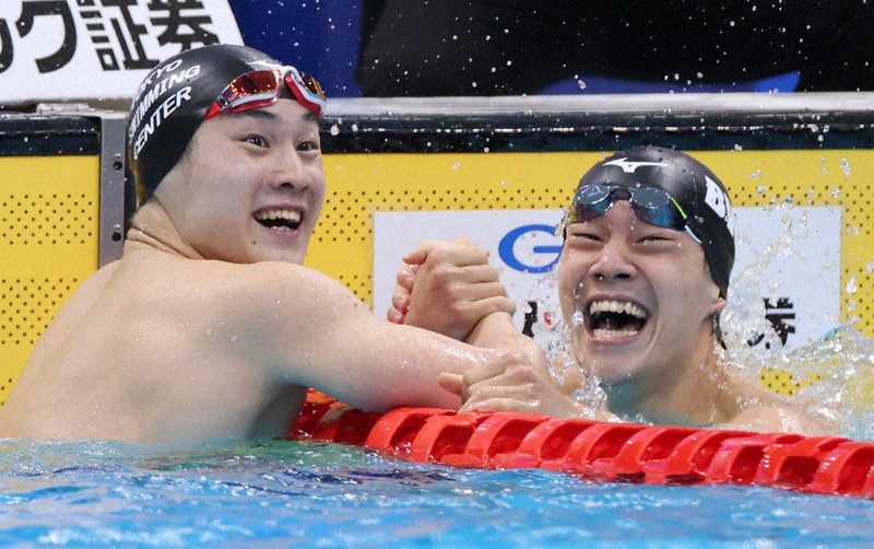 競泳日本選手権の男子200メートル平泳ぎ決勝で、五輪出場を決めて1位の佐藤翔馬(左)と喜ぶ2位の武良竜也=東京アクアティクスセンターで4月、梅村直承撮影