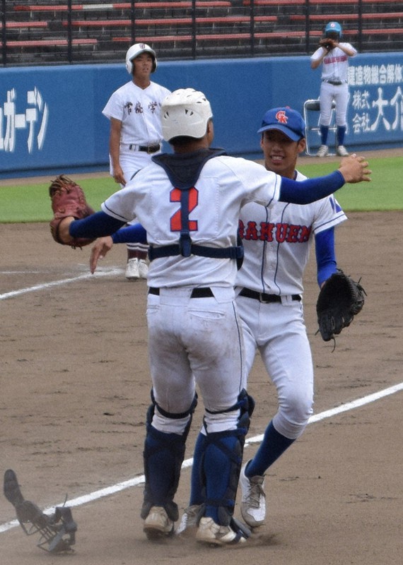 優勝を決め、抱き合って喜ぶ鹿島学園の投手・薮野(右)と捕手・高久=水戸市のノーブルホームスタジアム水戸で2021年7月26日、武本光政撮影