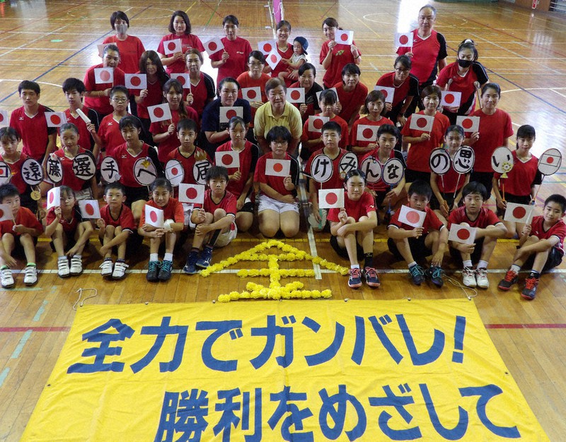 遠藤大由選手にエールを送る鳩ケ谷ウイングスの小中学生たち=埼玉県川口市で2021年7月24日、鈴木篤志撮影