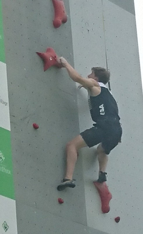 「スピード」の練習に取り組む米国スポーツクライミング代表のコリン・ダフィー選手=昭島市田中町の「モリパークアウトドアヴィレッジ」で2021年7月26日、野倉恵撮影