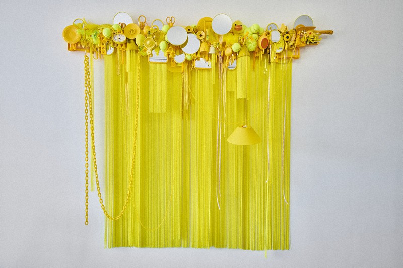 「Yellow」 2018年 ミクストメディア(おもちゃ、鏡、ひもなど黄色のもの)=尾崎芳弘撮影