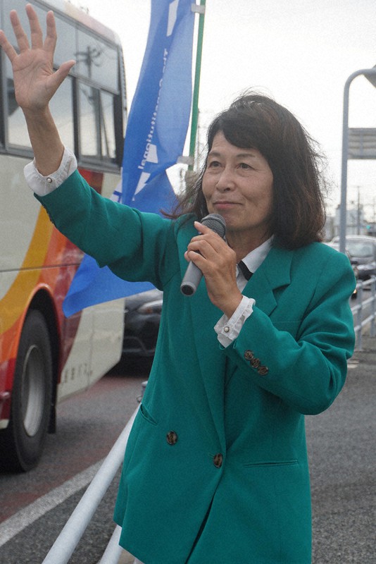宇部市の中心部で車や市民に手を振り続ける坂本氏