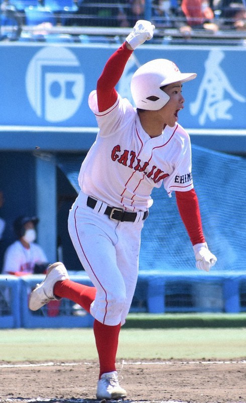 【松山商-聖カタリナ学園】十回裏聖カタリナ学園1死満塁、尾崎が適時打でサヨナラ勝ちを決めガッツポーズ=松山市の坊っちゃんスタジアムで、斉藤朋恵撮影