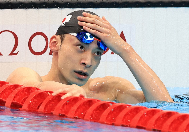 男子100メートル背泳ぎ準決勝、決勝進出を逃した入江陵介=梅村直承撮影
