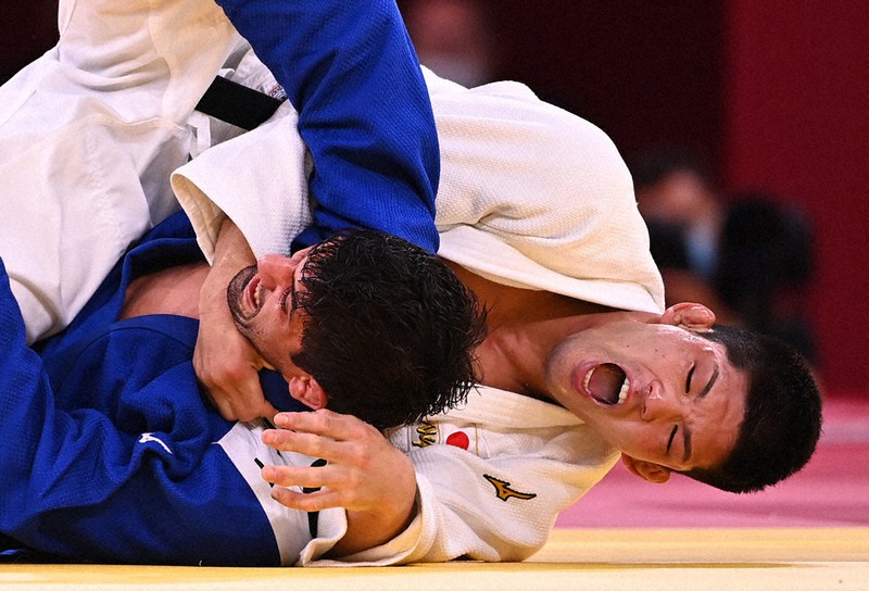 柔道男子73キロ級でジョージアのシャフダトゥアシビリを破って優勝した大野将平(右)=徳野仁子撮影