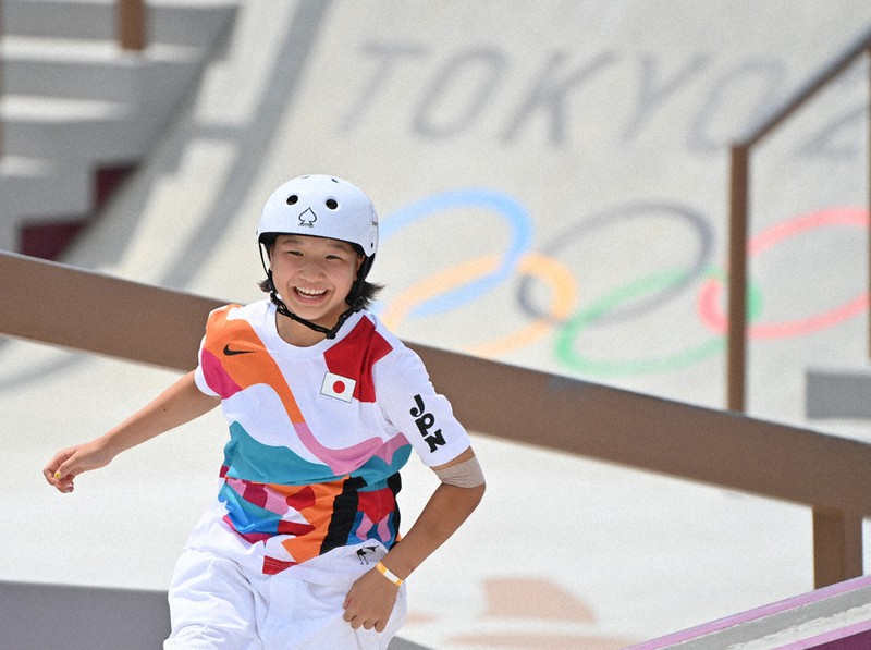 スケートボード女子ストリート決勝、4回目のトリックで高得点をたたき出し笑顔を見せる西矢椛=宮間俊樹撮影