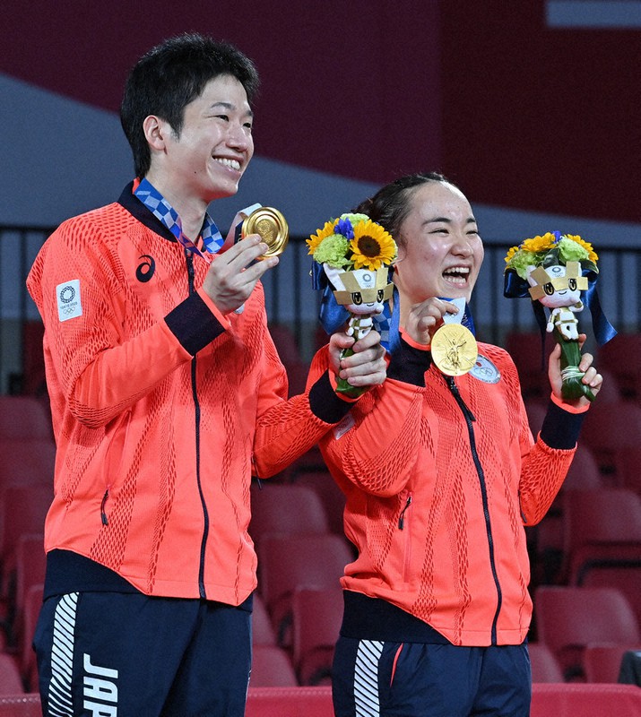混合ダブルスで金メダルを獲得し、笑顔で並ぶ水谷隼(左)、伊藤美誠両選手=東京体育館で2021年7月26日、大西岳彦撮影