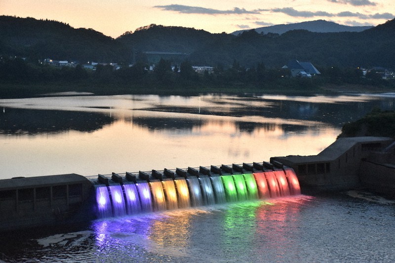 「五輪カラー」にライトアップされた錦秋湖大滝=岩手県西和賀町で2021年7月25日午後7時19分、山田豊撮影