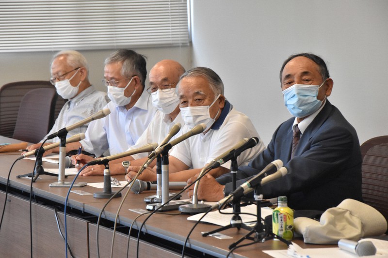 記者会見する黒い雨訴訟の原告団ら=広島市中区で2021年7月27日午後1時15分、池田一生撮影