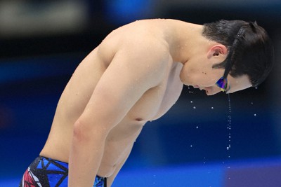 男子200メートルバタフライ準決勝で敗退しプールに一礼する瀬戸大也＝東京アクアティクスセンターで2021年7月27日、梅村直承撮影