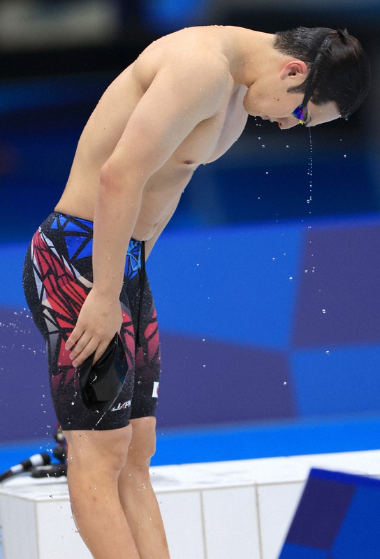 男子200メートルバタフライ準決勝で敗退しプールに一礼する瀬戸大也=東京アクアティクスセンターで2021年7月27日、梅村直承撮影