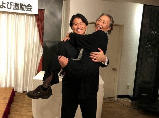 祖母の和香子さんを抱きかかえる向翔一郎選手=向選手のインスタグラムより