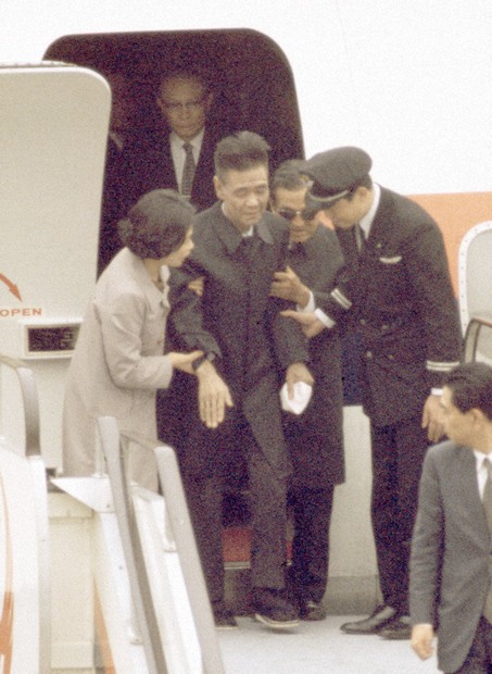 【初版 & 記事付き】明日への道 横井庄一 明日への道―全報告グアム島孤独の28年 (1974年) | 横井 庄一 |本