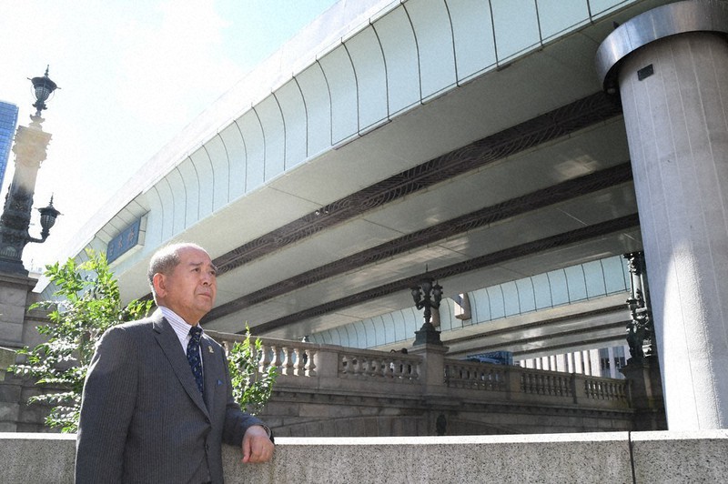 日本橋の上に架かる首都高速道路を見上げる、「名橋『日本橋』保存会」会長の中村胤夫さん=東京都中央区で2021年7月16日午後3時12分、黒川晋史撮影
