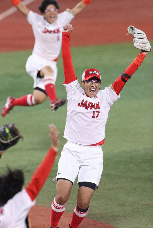 【日本2-0米国】最後の打者を打ち取り、13年越しの五輪連覇を喜ぶ上野由岐子(右)ら=横浜スタジアムで2021年7月27日、佐々木順一撮影