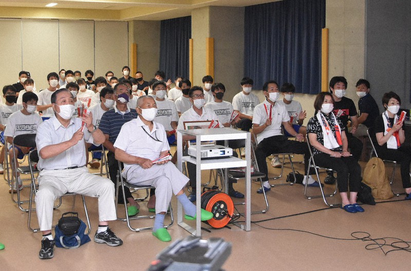 岡沢選手に声援を送るボクシング部OBら=山形市で2021年7月27日、藤村元大撮影