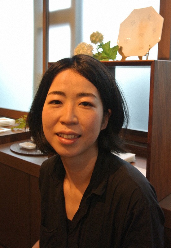 戸島邦子さん=富山市古沢の富山ガラス工房で2021年5月21日、青山郁子撮影