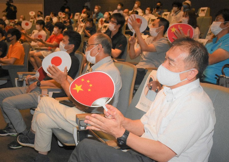 体操男子団体で熱戦を繰り広げる日本と中国をうちわをたたいて応援する観客ら=鯖江市で2021年7月26日午後7時44分、大原翔撮影