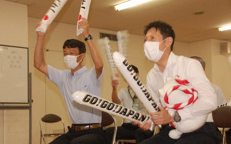 金メダルの獲得を喜ぶ伊藤美誠選手の小学校時代担任の磯部恭史教諭(左)と草地博昭・静岡県磐田市長=市役所で2021年7月26日、福沢光一撮影