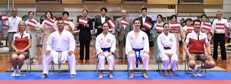 東京オリンピック空手競技に出場するベッティーナ・プランク選手(前列右から2人目)らを歓迎した桂川孝裕・亀岡市長(後列左から6人目)ら=亀岡運動公園で2021年7月26日午後5時39分、添島香苗撮影
