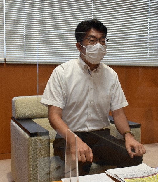 会見で謝罪する小松市長