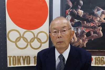 東京２０２０ １ 前回東京五輪の公式グッズ 今も大切に 薩摩川内の黒木さん 未来に希望を 選手にエール 鹿児島 毎日新聞