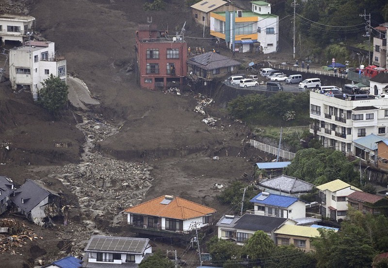大規模な土石流で多くの建物などが押し流された現場=静岡県熱海市で5日、本社ヘリから撮影