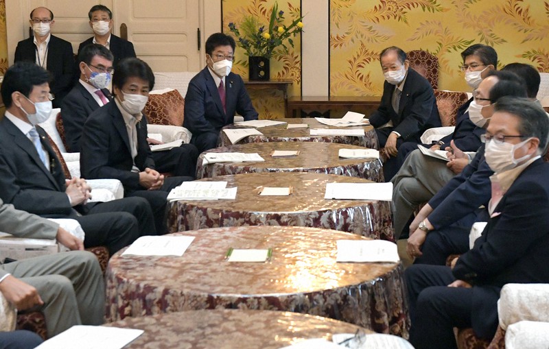 政府・与党の新型コロナウイルス対策に関する連絡会議に臨む(中央左から右に)加藤勝信官房長官、自民党の二階俊博幹事長、公明党の石井啓一幹事長ら=国会内で2021年7月28日午前11時29分、竹内幹撮影