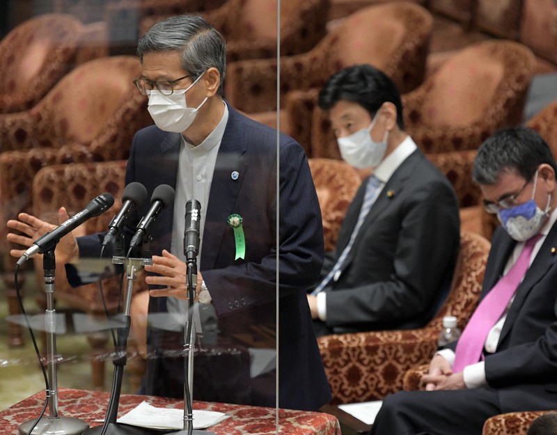 衆院内閣委員会で質問に答える新型コロナウイルス感染症対策分科会の尾身茂会長(左)。右奥は河野太郎行政改革担当相、中央奥は西村康稔経済再生担当相=国会内で2021年7月28日午後2時4分、竹内幹撮影