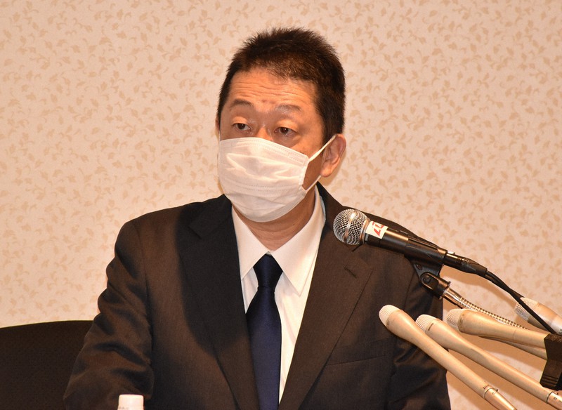 会見で記者団の質問に答える本多平直氏=札幌市中央区で2021年7月28日午前11時31分、土谷純一撮影