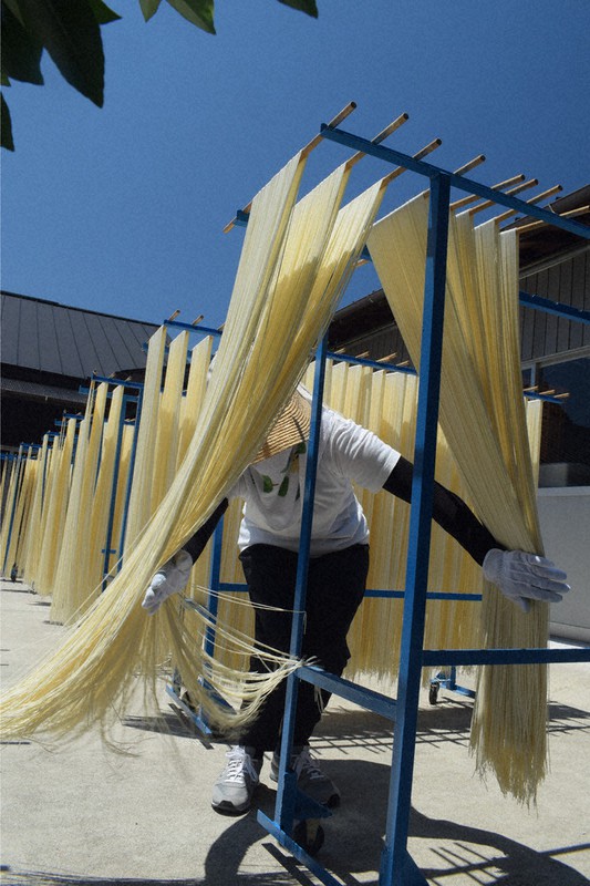 青空の下で天日に干されるそうめん=大分県宇佐市で2021年7月27日午後0時43分、宮本勝行撮影