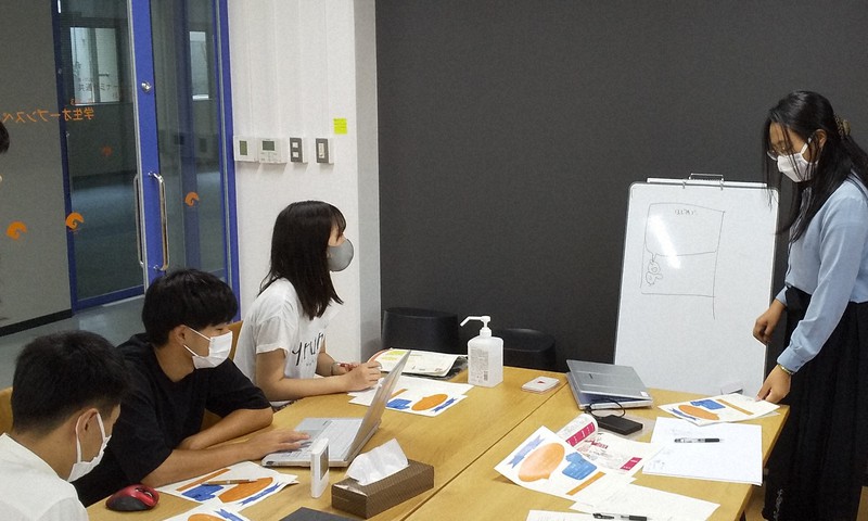 防災ハンドブックの製作に向けて話し合う学生たち=和歌山大学提供