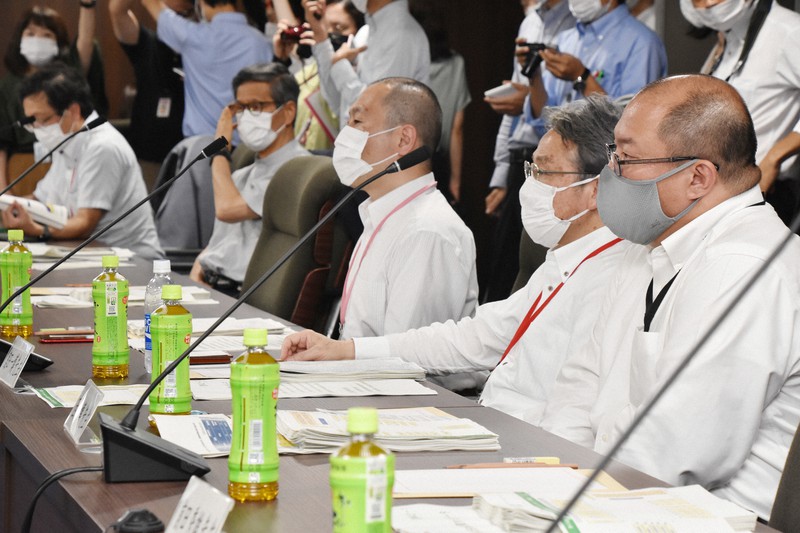 新型コロナウイルスの感染対策を助言する厚生労働省の専門家組織「アドバイザリーボード」の会合に臨む専門家ら=東京都千代田区で2021年7月28日午後5時1分、矢澤秀範撮影