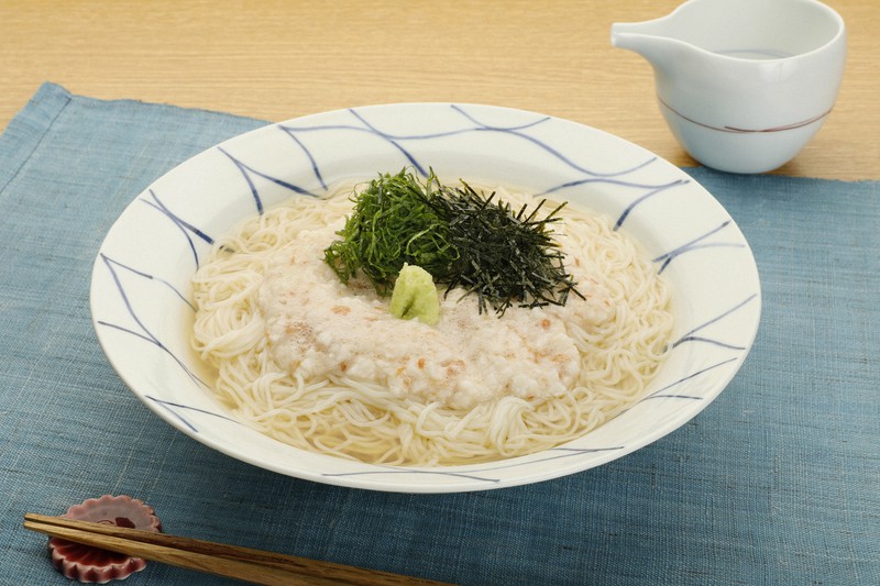 梅とろろそうめん=尾籠章裕撮影