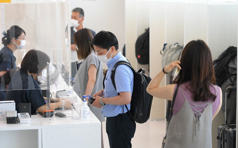空港内に開設されたPCR検査センターで検査キットを受け取る人たち=福岡市の福岡空港で2021年7月28日午前10時17分、津村豊和撮影