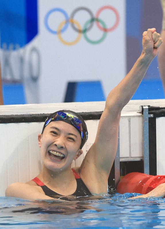女子200メートル個人メドレー決勝を制し拳を突き上げ喜ぶ大橋悠依=東京アクアティクスセンターで2021年7月28日、梅村直承撮影