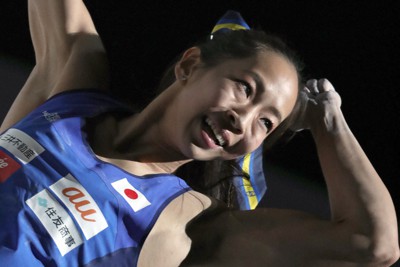 【2019年 世界選手権】ボルダリング女子決勝、課題を完登しホールドにぶら下がったままガッツポーズする野口啓代＝東京・エスフォルタアリーナ八王子で2019年8月13日、喜屋武真之介撮影