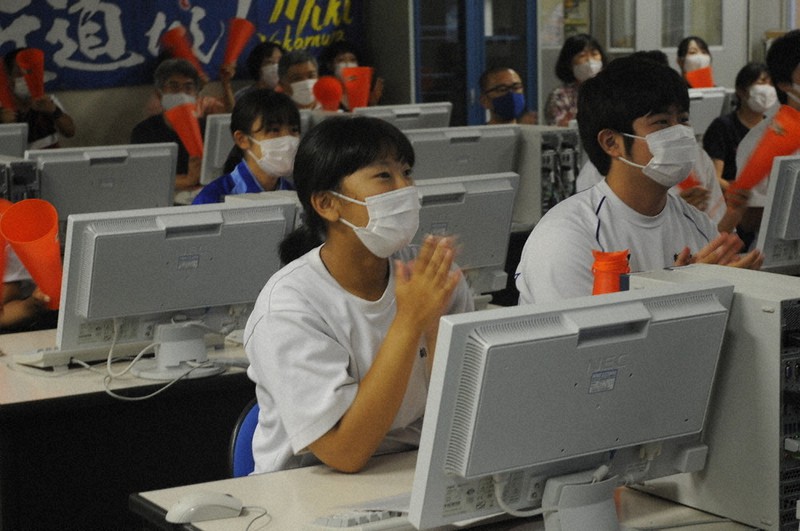 2回戦突破を喜ぶ後輩ら=山形県立鶴岡工業高で2021年7月28日、長南里香撮影