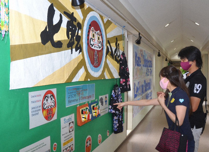 「七転八起」の旗や、すしの模型を組み合わせた下妻中学校の作品=茨城県下妻市長塚乙で2021年7月7日、安味伸一撮影