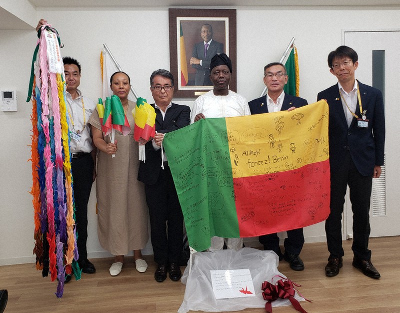 ベナンの大使(右から3人目)に児童らの応援メッセージを届けた木村純夫・埼玉県幸手市長(同2人目)ら=東京都内の駐日ベナン大使館で2021年7月21日、同市提供