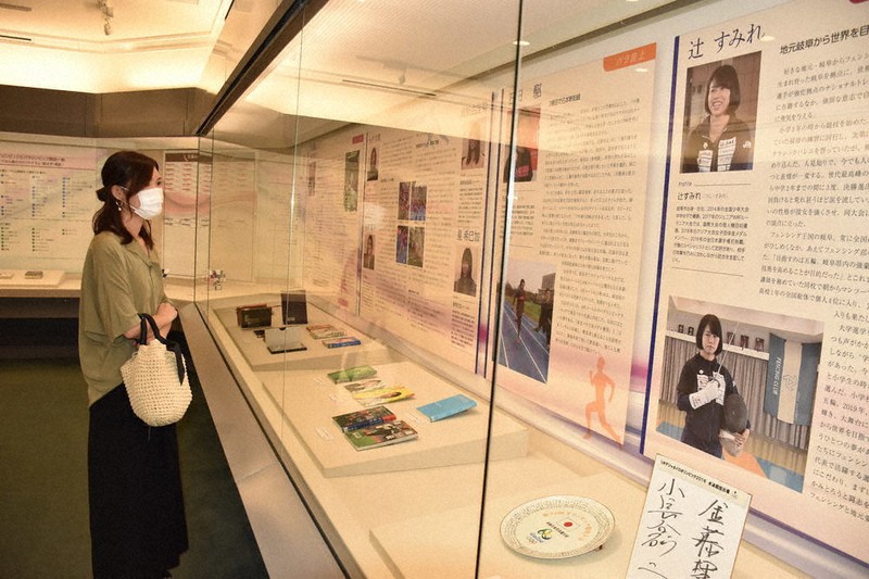 県ゆかりの東京オリンピック・パラリンピックの選手が紹介された企画展の展示内容に見入る来館者=岐阜市宇佐4の県図書館で2021年7月24日、黒詰拓也撮影