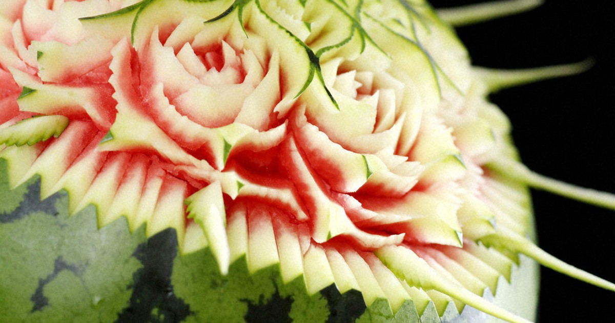 スイカに咲くバラの花 食べられる芸術 タイカービング の世界 毎日新聞
